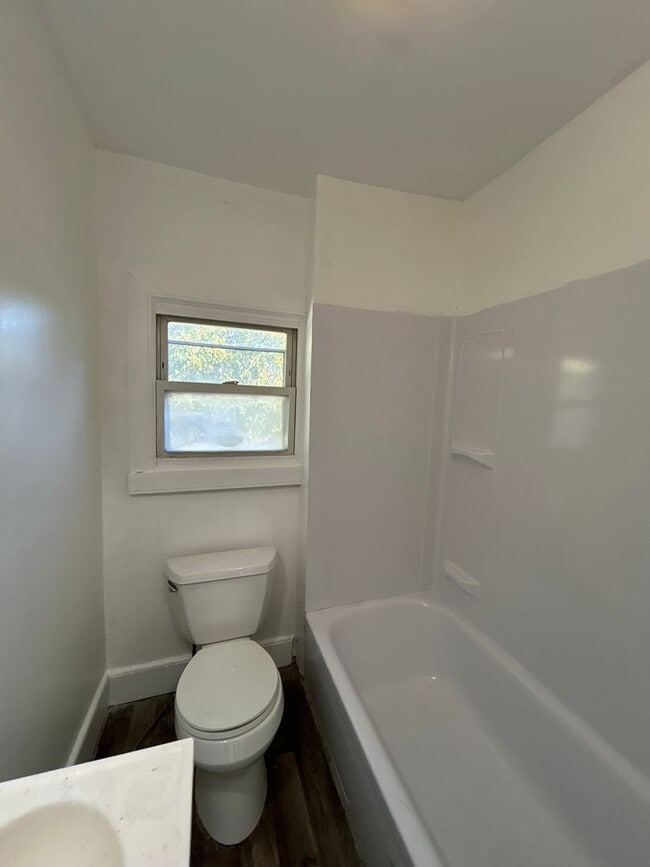 Building Photo - Cozy Home For Small Family
