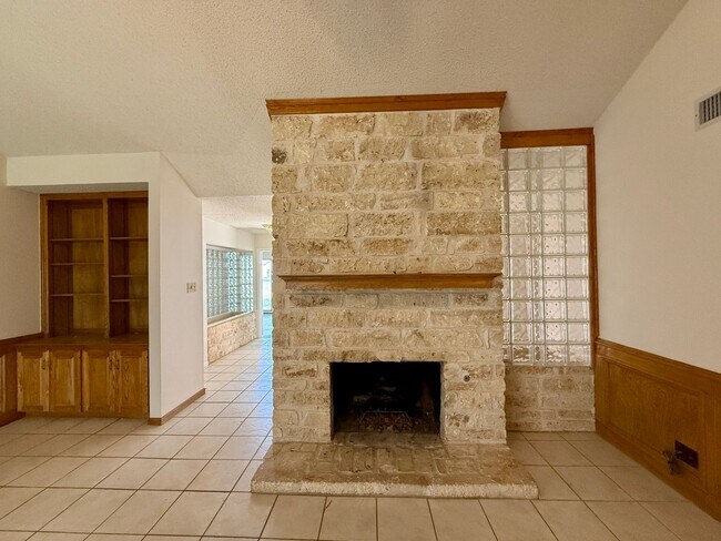 Building Photo - NEAR GOLF COURSE - WELL ESTABLISHED SPICEW...
