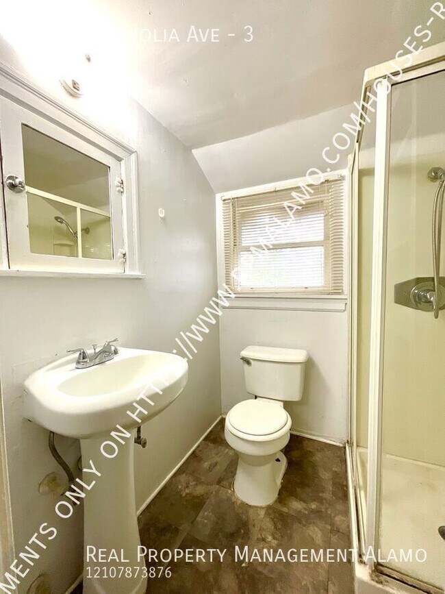 Building Photo - 810 W Magnolia Ave