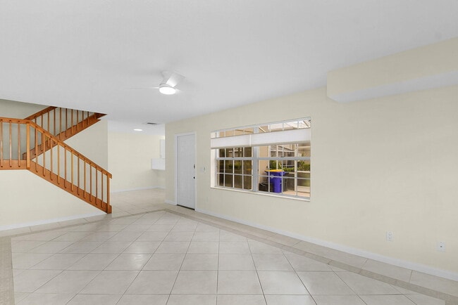 Building Photo - 2442 SW Danbury Ln