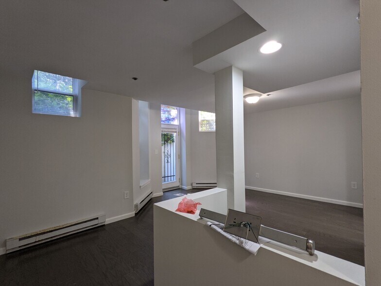 Building Photo - 19 Queensberry St
