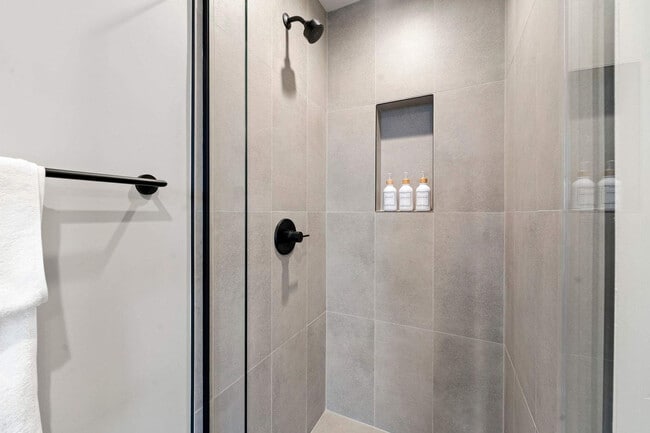 Building Photo - 6044 N Winthrop Ave