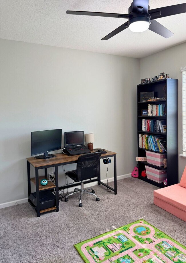 Building Photo - 4/2 open floor plan!