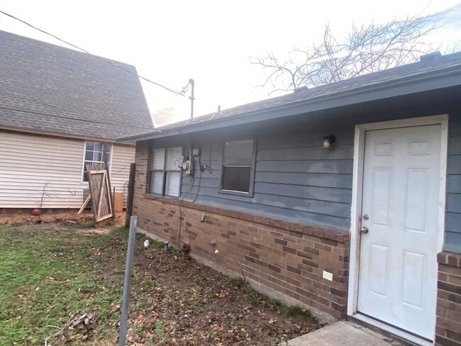 Building Photo - 3 bedroom 2 bath