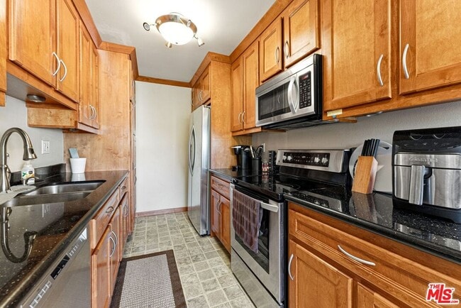 Building Photo - 612 S Barrington Ave