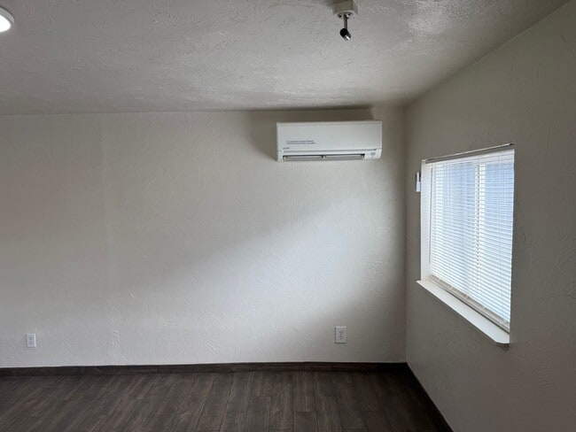 Building Photo - Updated 1 bedroom 1 bathroom ADU!