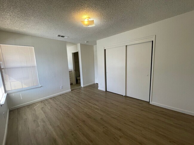 Building Photo - 1221 N Peach Ave