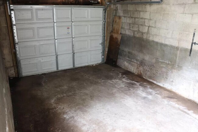 Building Photo - 3 Bedroom with Private Garage