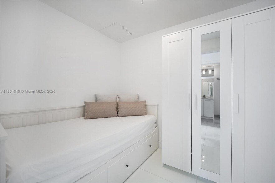 Building Photo - 253 NE 2nd St