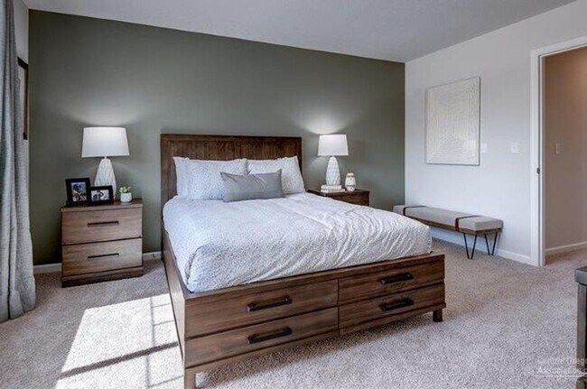 Building Photo - Newer SE 3 Bdrm House, All Appliances incl W/D, Air Cond, Community Pool, Double Garage