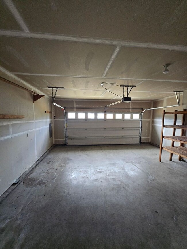 Building Photo - Beautiful 4 Bedroom 2.5 Bath in Rainier