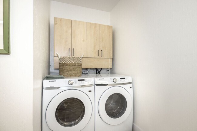 Building Photo - Tastefully Furnished 3 Bed, 2 Bath Home w/ Views of Greenbelt