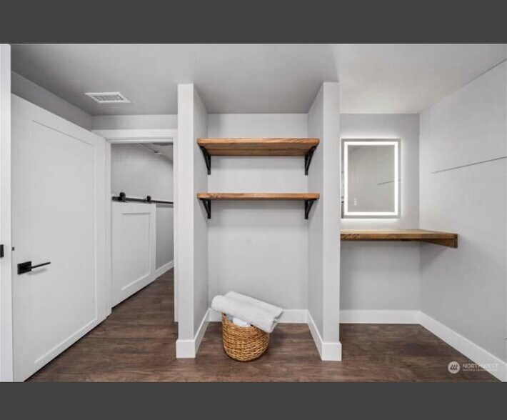 Extra large bathroom with vanity space built in - 8042 S Bell St
