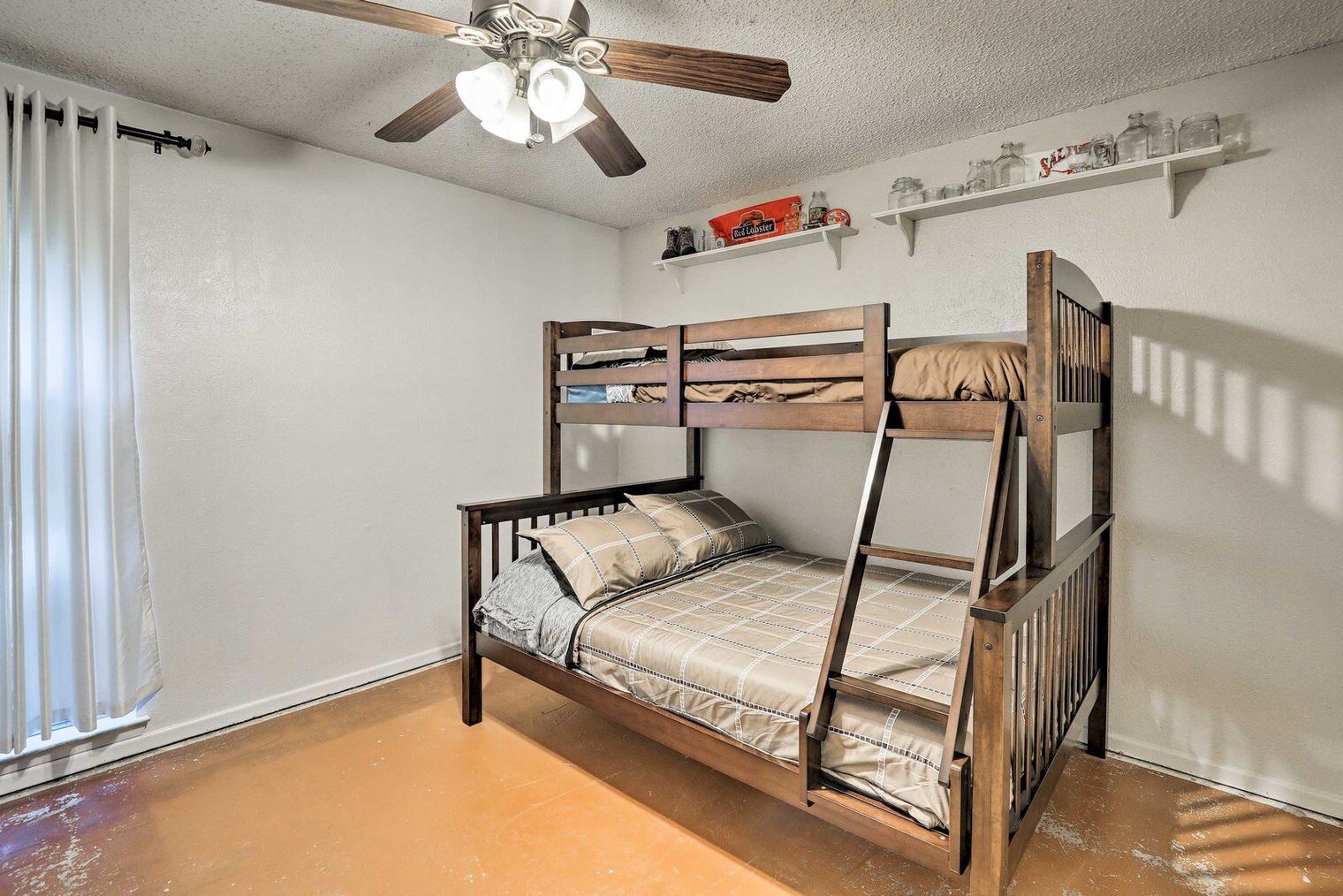 Building Photo - 2109 Woodside Dr