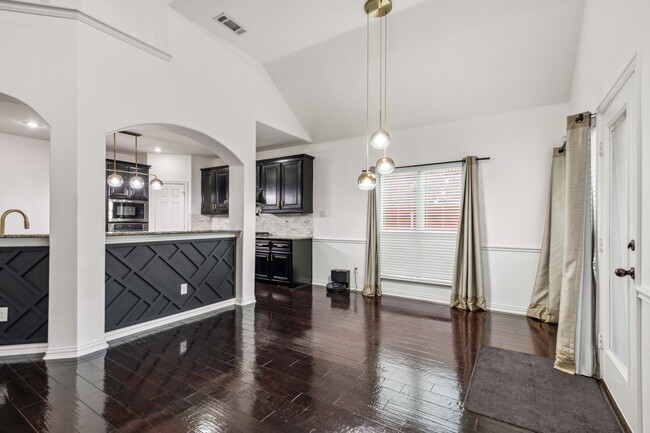 Building Photo - Luxurious in Little Elm