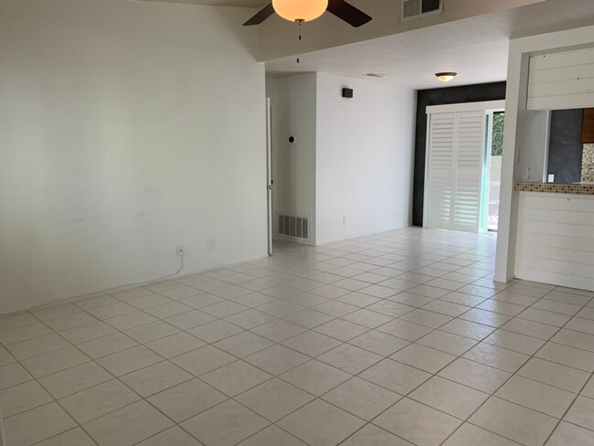 Building Photo - Two Bedroom Single Level Condo!