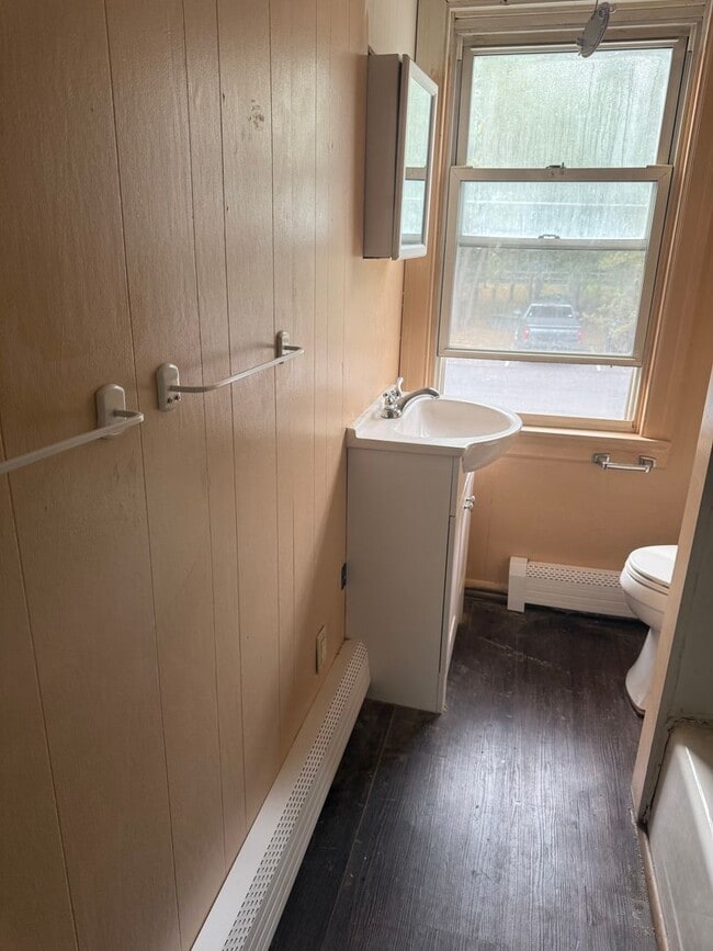 Building Photo - 2 bedroom possibly 3 with oversized Garage...