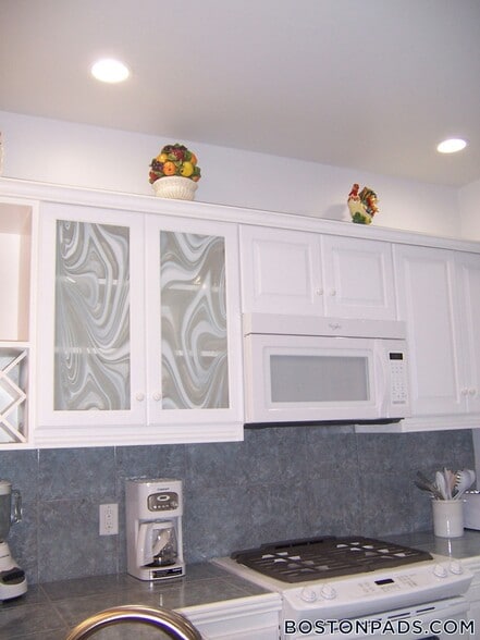 Building Photo - 188 Maverick St