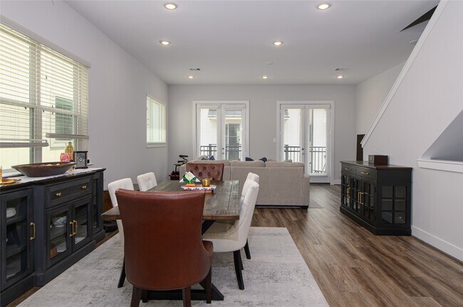 Building Photo - 1274 N Post Oak Rd