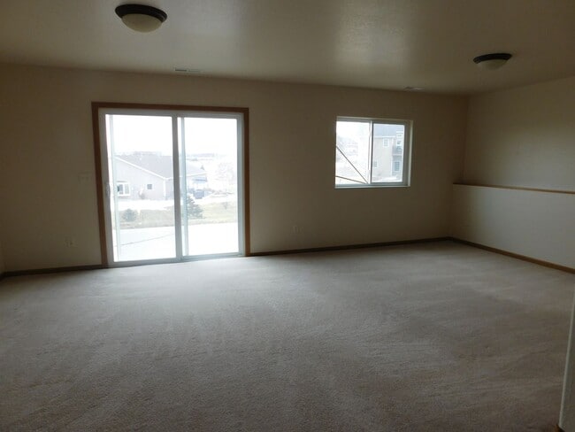 Building Photo - Charming 3 Bed, 2 Bath Townhome with Single-Car Garage