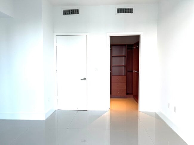 Building Photo - 1010 SW 2nd Ave