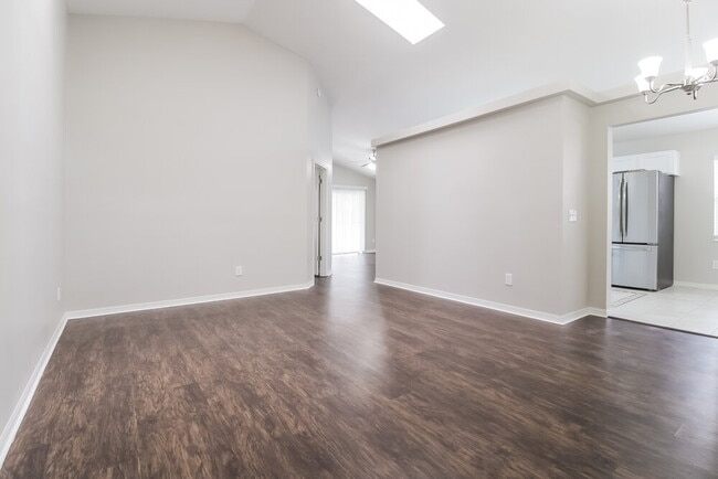 Building Photo - 493 Lancers Dr