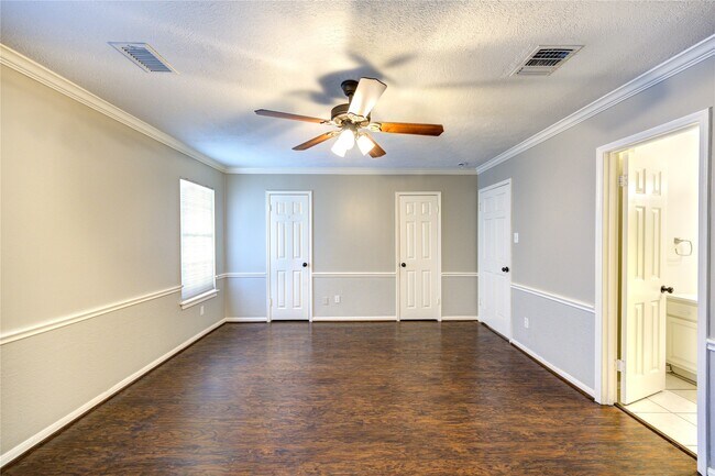 Building Photo - 940 Wycliffe Dr