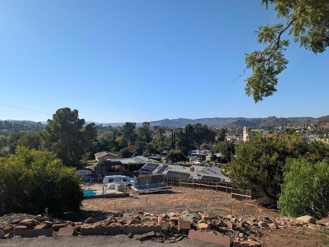 Building Photo - 9738 Lakeview Rd