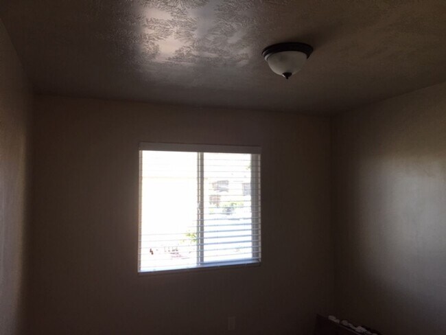 Building Photo - Roomy townhome