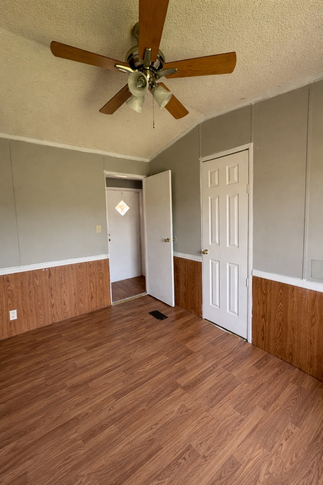 Building Photo - Country living with spacious front and backyard - 3 beds/ 2bath available now