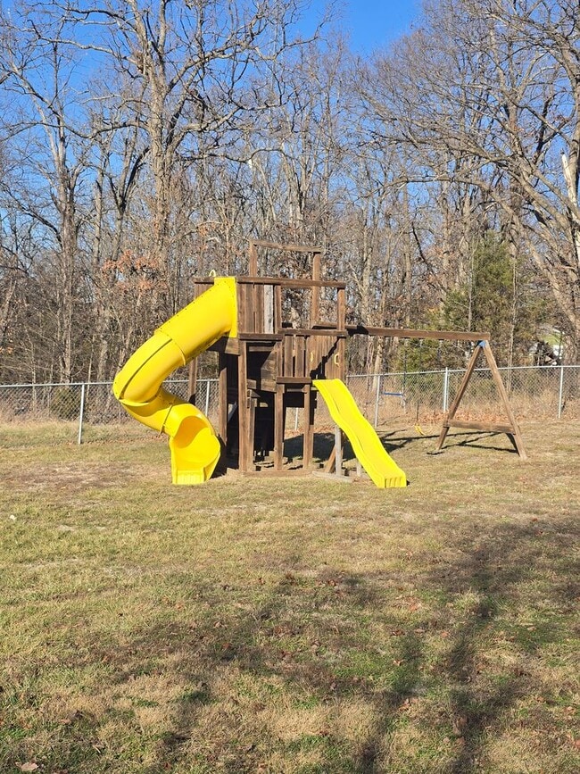 Building Photo - 2 Bedroom 1 Bathroom Apartment in the heart of Osage Beach!!