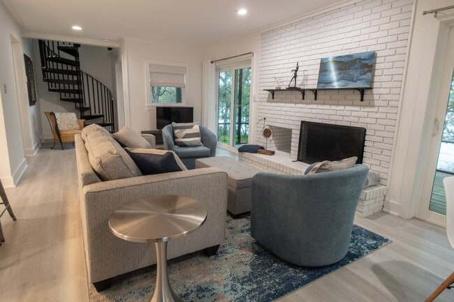 Building Photo - 67 S Lake Dr