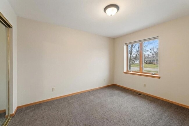 Building Photo - 304 Pondridge Cir