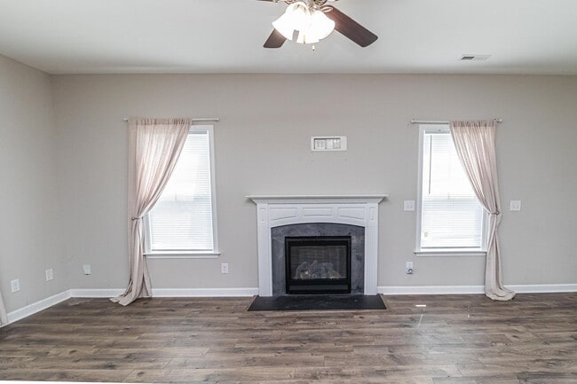 Building Photo - SPACIOUS 4 Bedroom | 2.5 Bathroom in Stone...