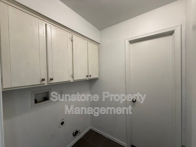 Building Photo - 5117 S Lions Ave
