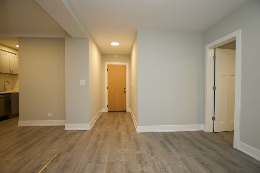 Building Photo - 508 W Belmont Ave