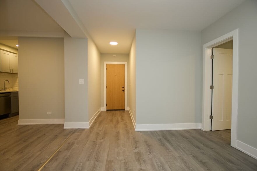 Building Photo - 545 W Belmont Ave