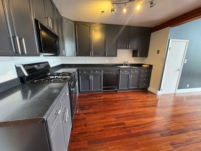 Building Photo - Recently Updated 1BD/1BATH LOFT Located By...