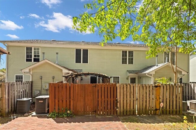 Building Photo - 421 Cityview Ln