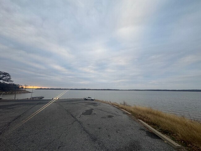 Building Photo - Furnished 3 Bed / 2 Bath Rental Near Lake Texoma – Utilities Included!