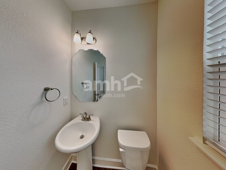 Building Photo - 417 Sandstone Dr