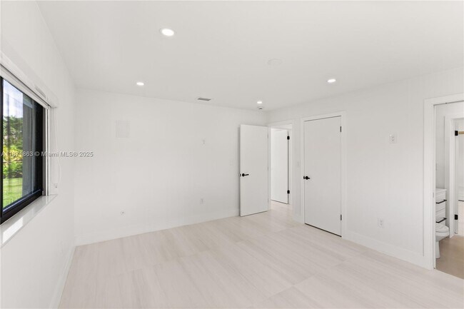 Building Photo - 6010 SW 108th Pl