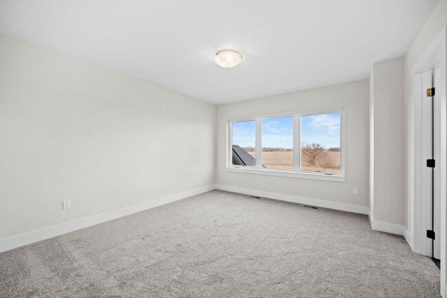 Building Photo - 4 Bedroom Townhome Available February 1st!