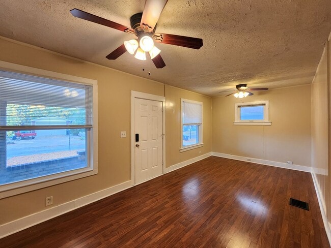 Building Photo - 3 Bedrooms, 1.5 Bath Brick Bungalow with Basement & Large Yard.  Close to UofL.