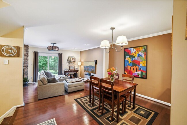 Building Photo - Wonderful 2BR/3.5BA townhouse located in B...