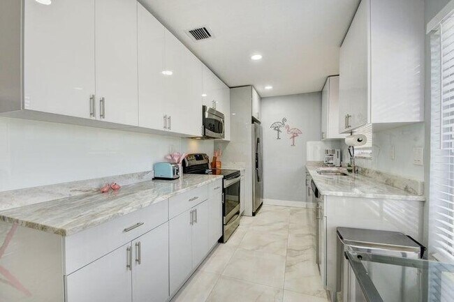 Primary Photo - 1415 Crest Dr