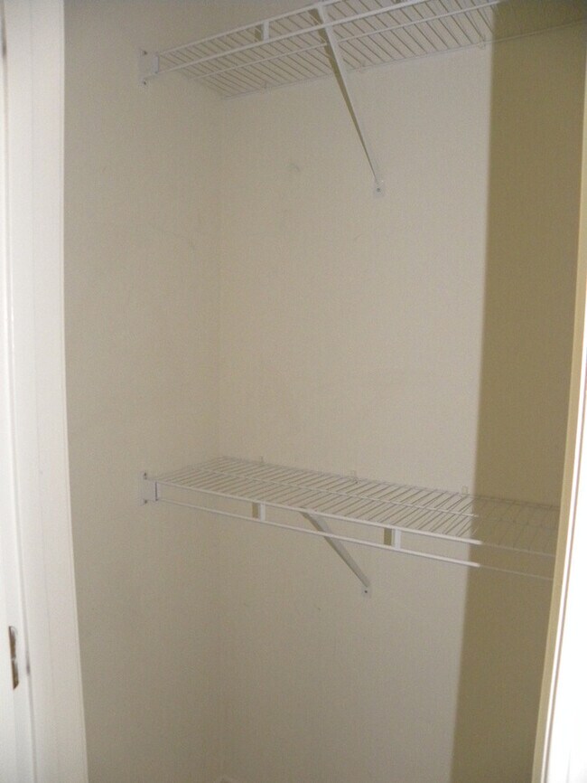 Building Photo - Independence South Brick Townhouse Community next to Golf Course w/ Patio, Nice Master, Vaulted C...