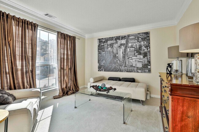 Building Photo - Furnished or Unfurnished 4 Bedroom with Internet Included!