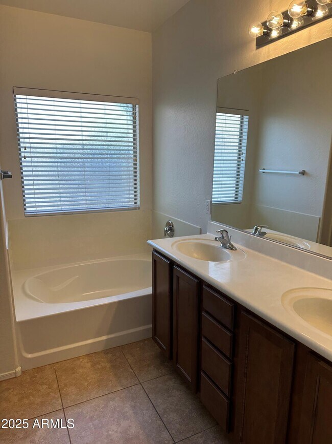 Building Photo - 1725 W Corriente Dr