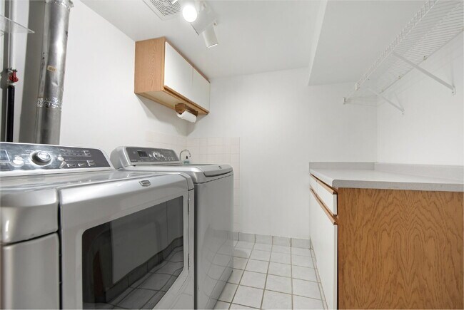 Building Photo - Gorgeous 3 Bedroom In Saint Anthony Village - Dogs Welcome!
